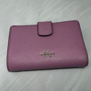 Coach Wallet in Lilac. Slots for 6 cards plus Driver's License.